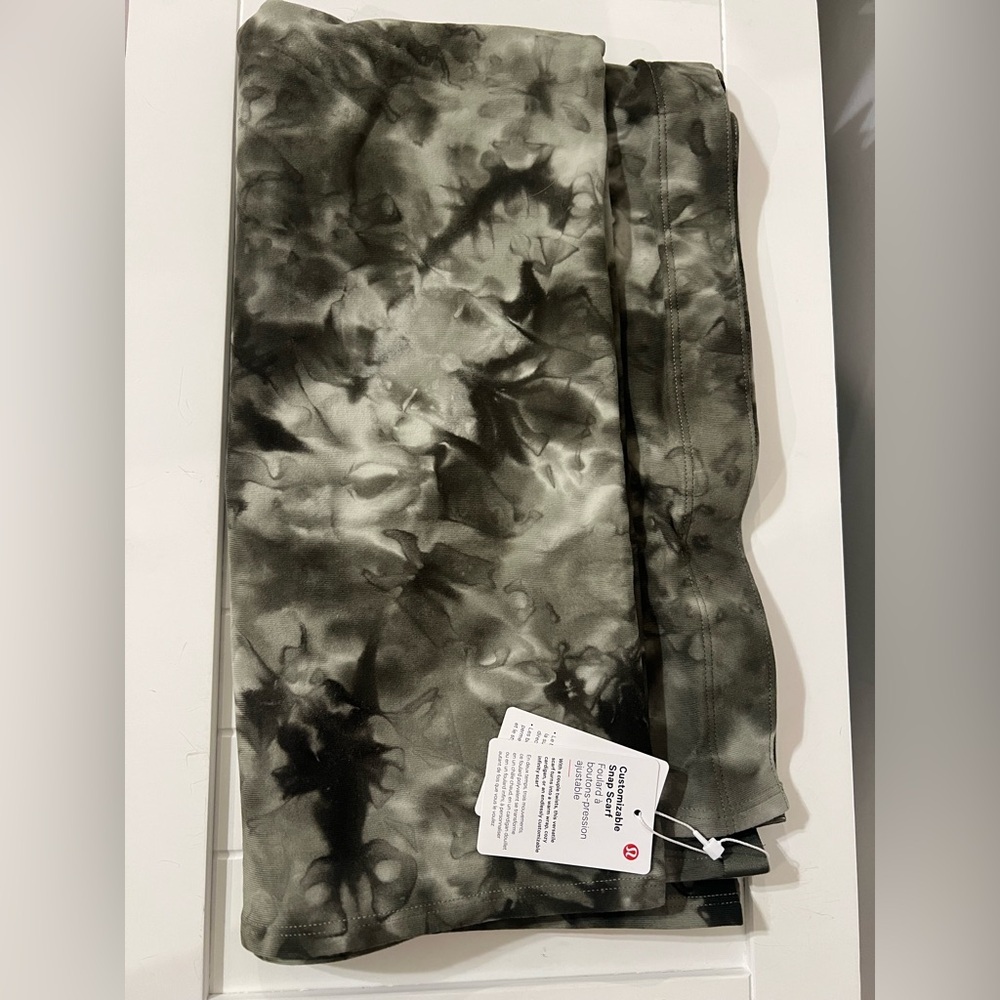 Lululemon Customizable Snap Scarf NWT